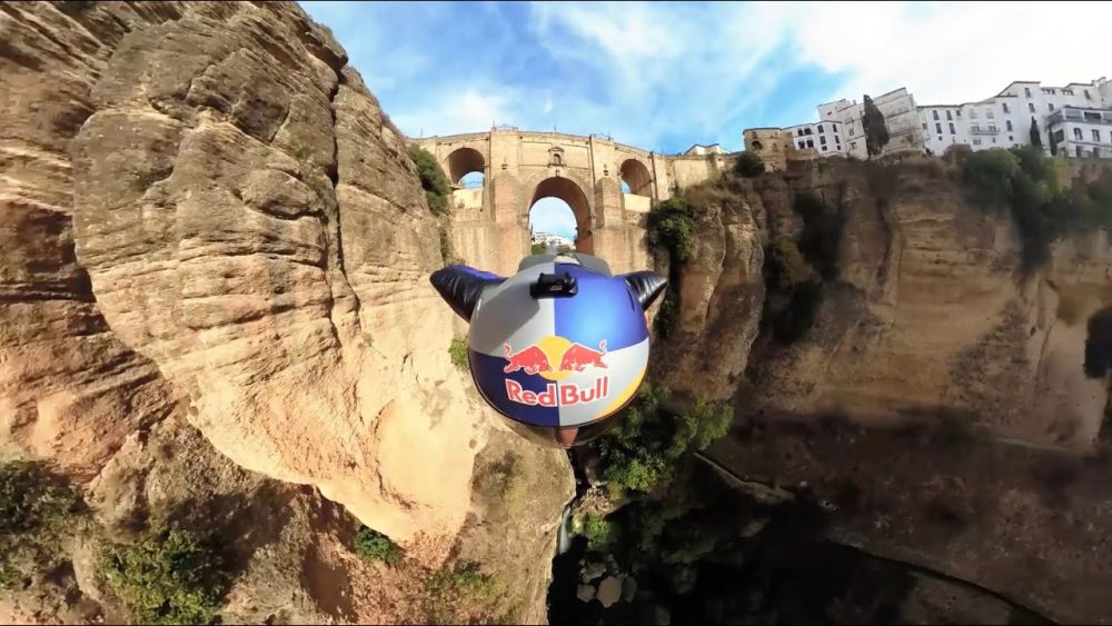 Dani Román atraviesa el puente de Ronda volando en wingsuit