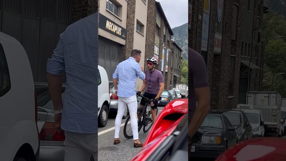 Investigan A Ferrariman Un Andorrano Que Bromeaba Con Los Ciclistas