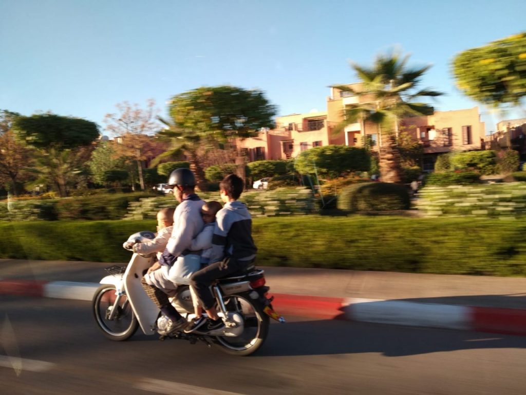 Un padre con sus tres hijos en una moto.