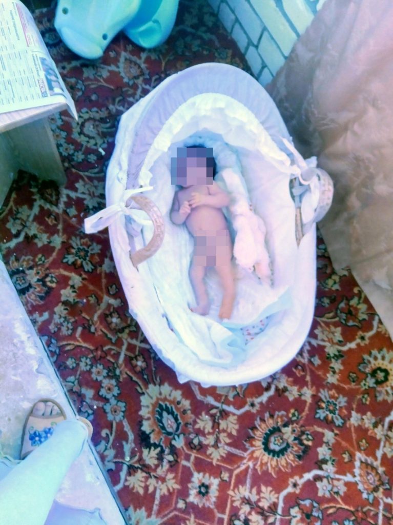 "Ven a mirarla por última vez, se está congelando": el terrible mensaje de una madre a su exmarido tras dejar a su bebé sin ropa en el balcón