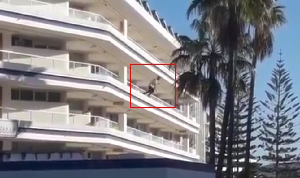 Un turista drogado se lanza al vacío desde un cuarto piso en la Playa del Inglés