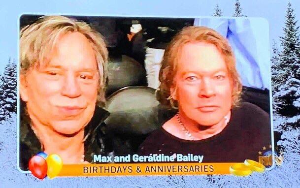 Un trolaso ha enviado la foto de Mickey Rourke y Axl Rose haciéndolos pasar por un matrimonio de ancianos, a la sección de "cumpleaños y aniversarios" de un canal de TV local en EEUU