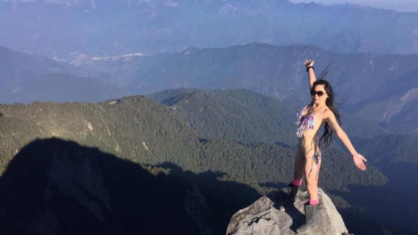 Mujer conocida como “la montañera del bikini” muere congelada al intentar escalar el pico más alto de Taiwán