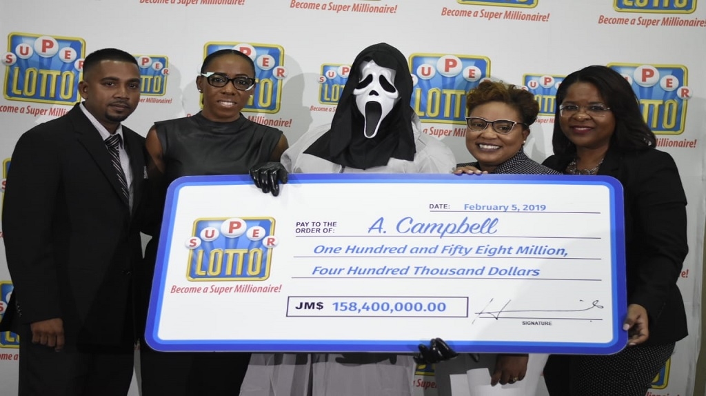 Ganador de 158 millones en la lotería jamaicana recogiendo el premio