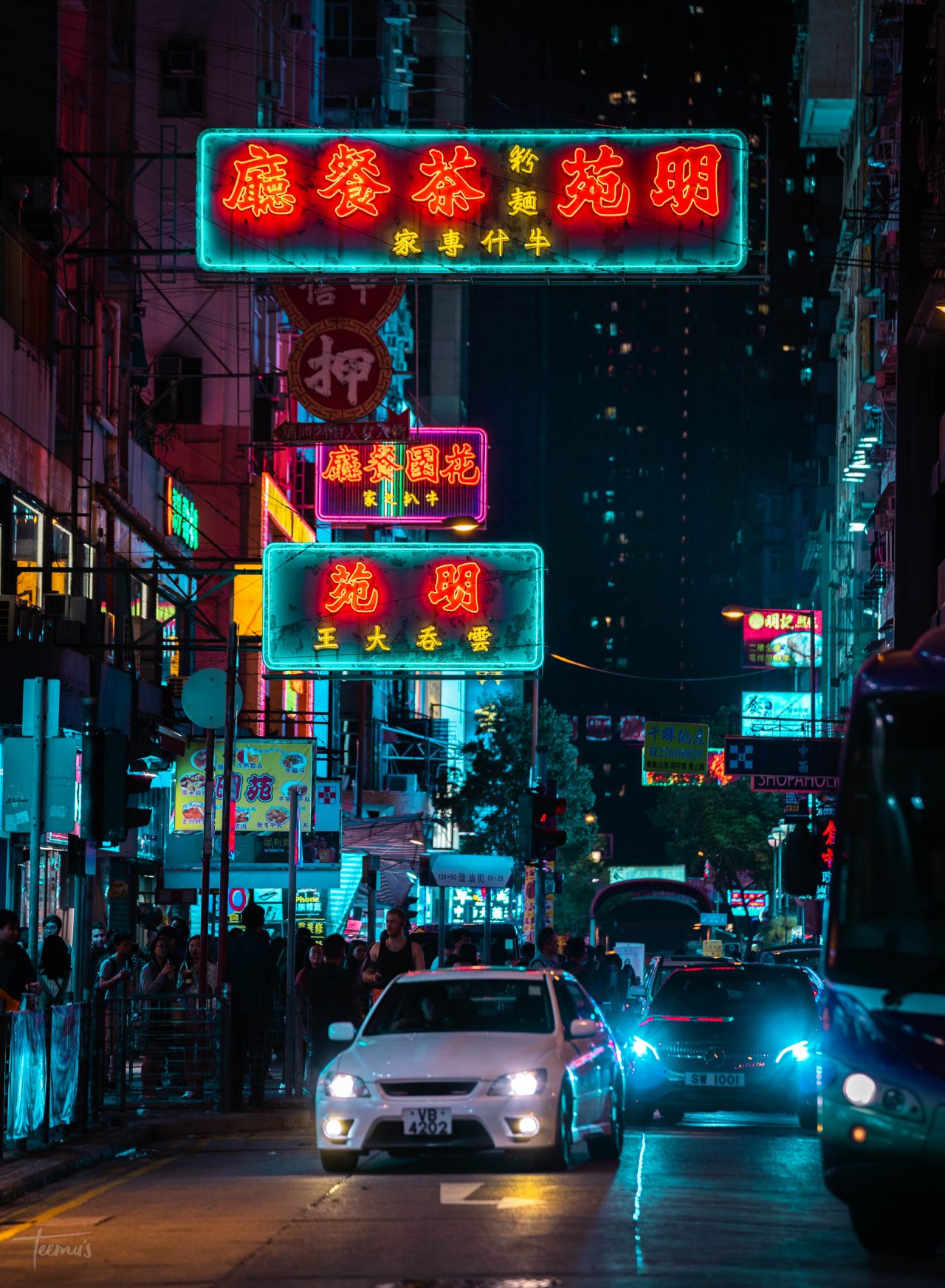 Coches en la noche de Hong Kong