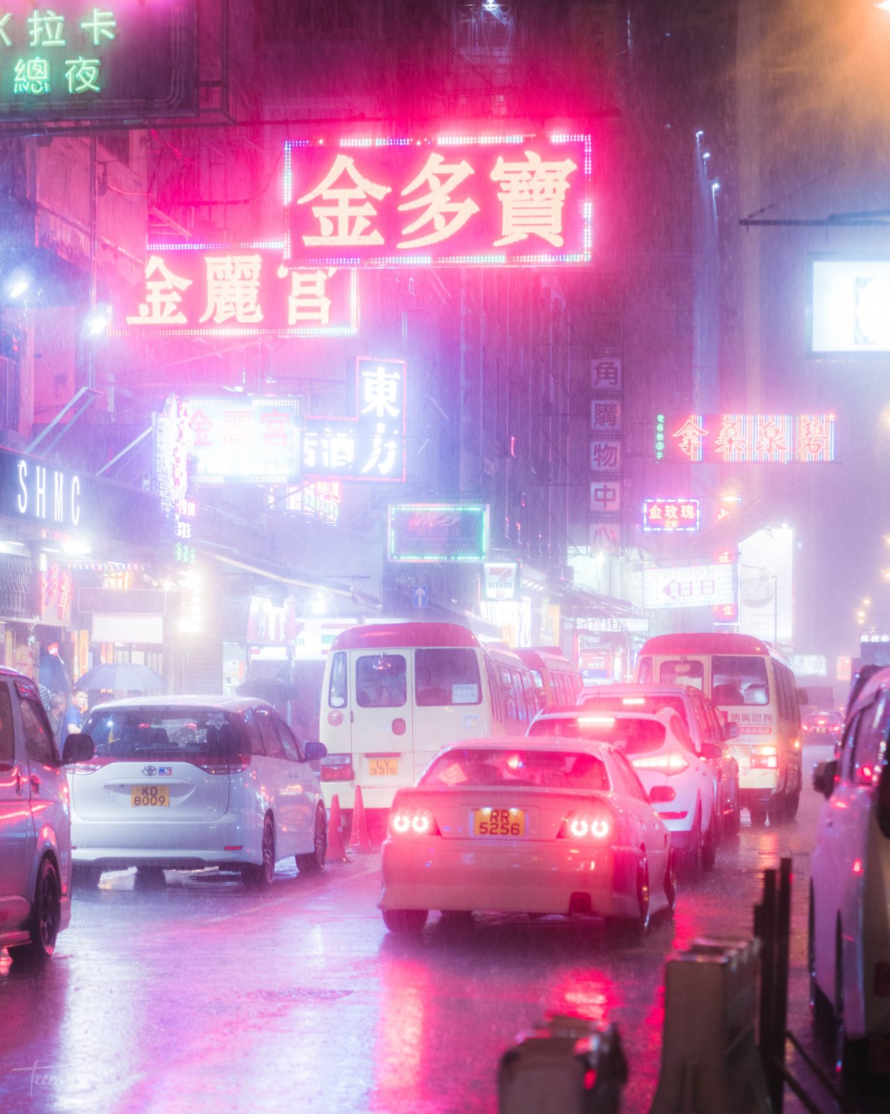 Coches en la noche de Hong Kong