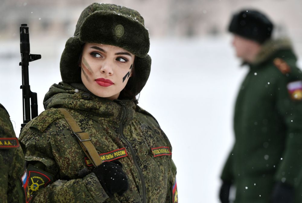 Una de rusas con uniforme [62 Fotos]