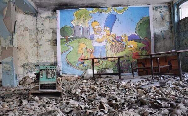 Mural de Los Simpsons abandonado en un edificio de Chernobyl.