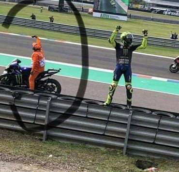 El comisario al que Rossi pidió que le sujetara la moto, no desaprovechó la oportunidad y se hizo un selfie