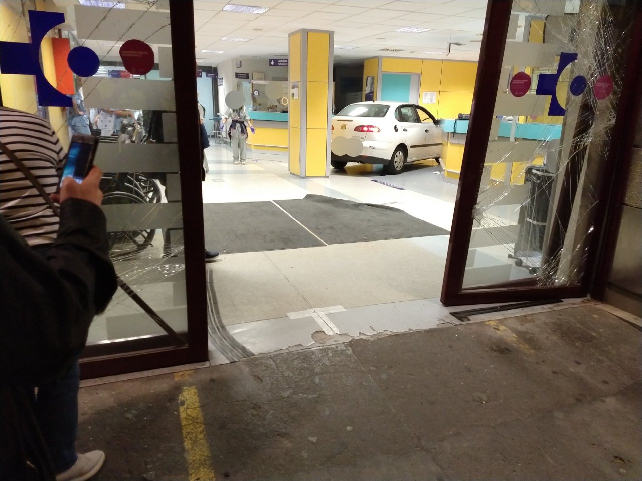 ACTUALIZADO | GTA Basurto: roban un coche y se meten hasta traumatología con él
