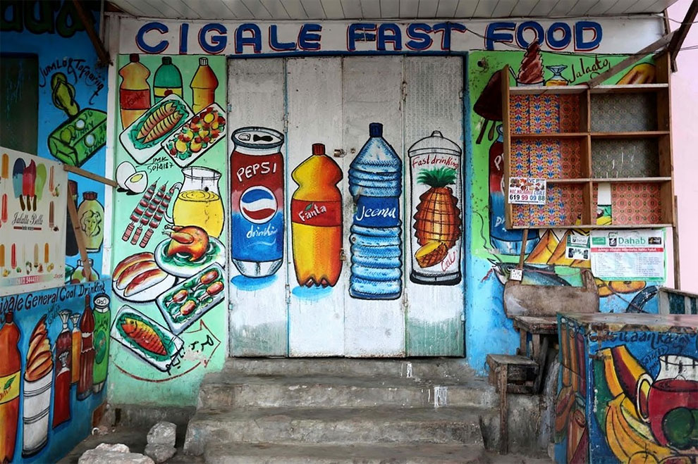 La belleza de los escaparates pintados a mano de Somalia