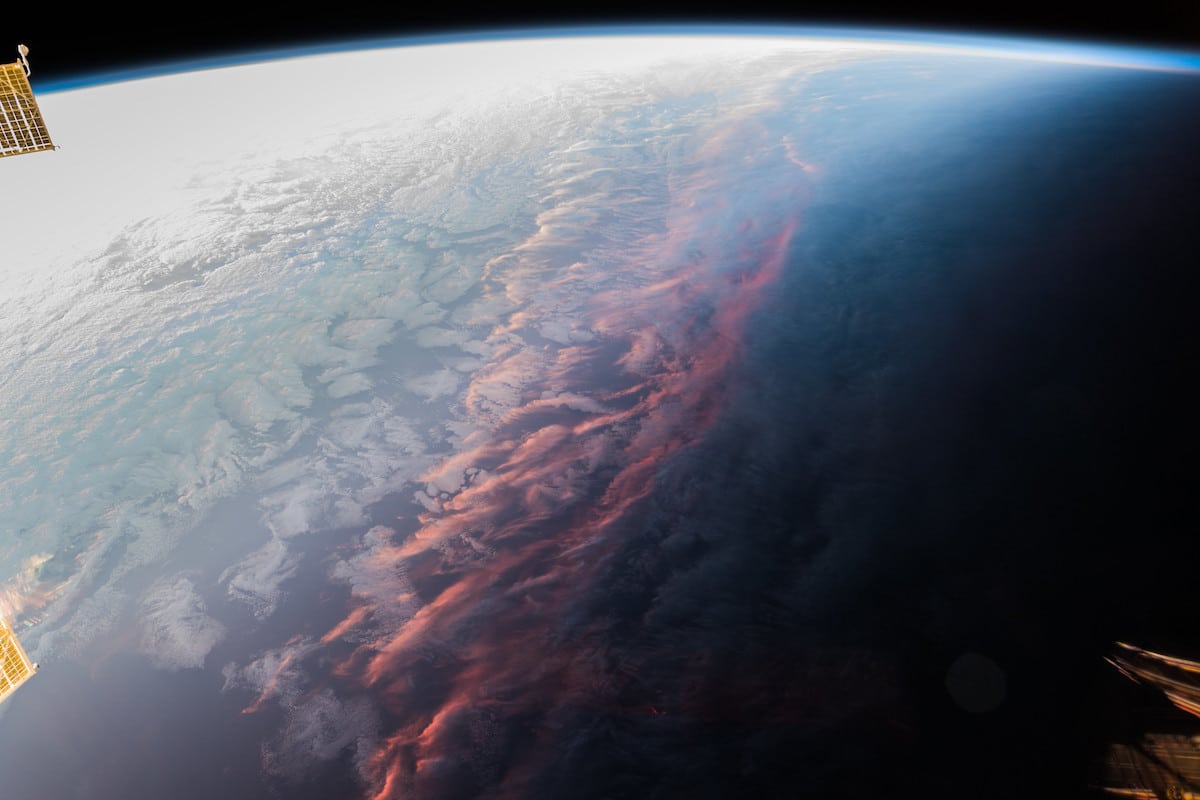 Un astronauta captura espectaculares imágenes de cómo luce un atardecer desde el espacio