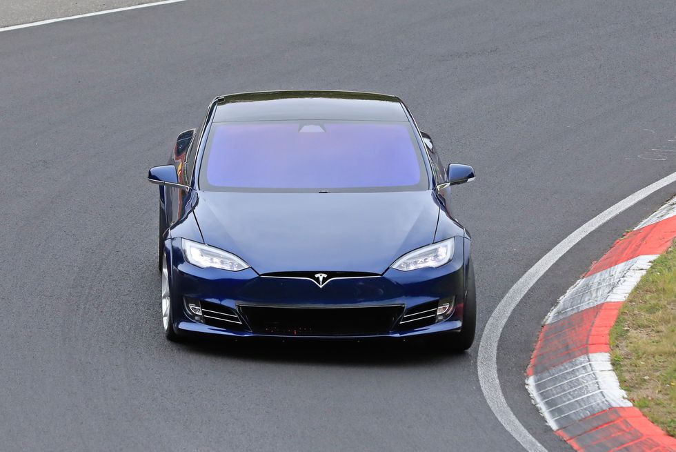 Elon Musk no va de farol: Tesla ya está rodando en Nurburgring con dos prototipos del Model S empepinados, y ha superado en 20 segundos el tiempo del Porsche Taycan