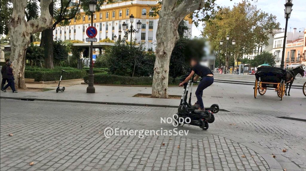 La policía de Sevilla ha detenido a PATINETEMAN: un reponedor de patinetes del ayuntamiento circulando montado sobre 6 patinetes