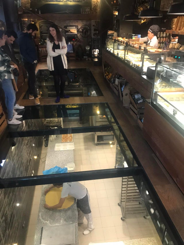 Esta panadería de Mallorca tiene el suelo transparente para que los clientes puedan ver a los cocineros trabajando