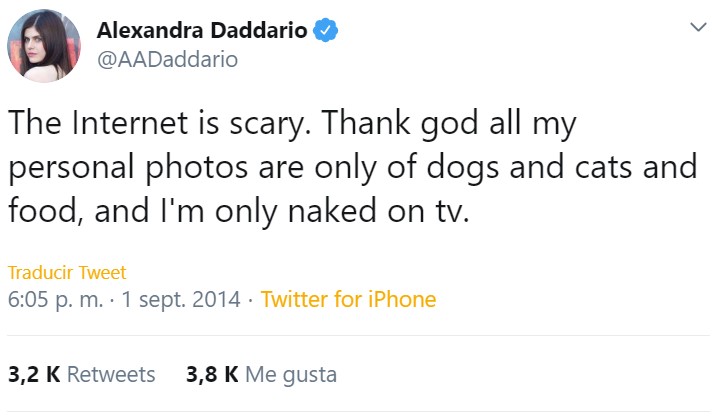 Pobre Alexandra Daddario. Olvidó ponerse la camisa y la gente le hace gestos.