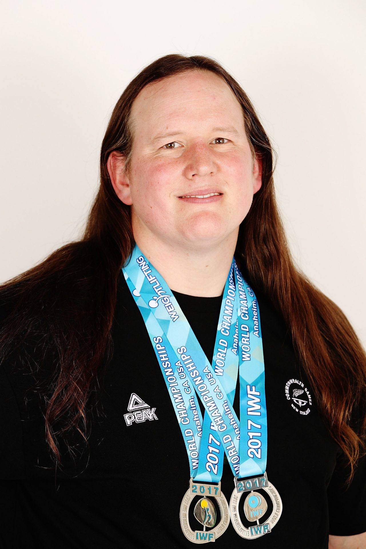 La levantadora de peso transgénero Laurel Hubbard gana dos medallas de oro y arrasa con todas las mujeres
