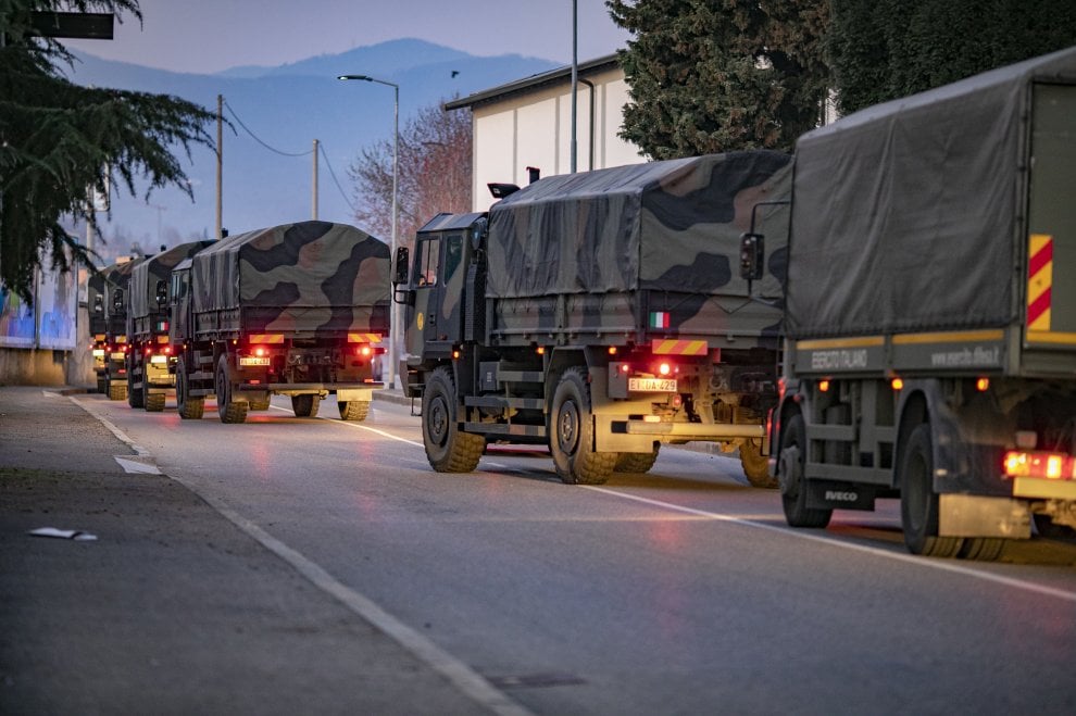 Bergamo. Camiones del ejército, haciendo cola para llevar los ataúdes a otros crematorios porque ya no dan abasto.