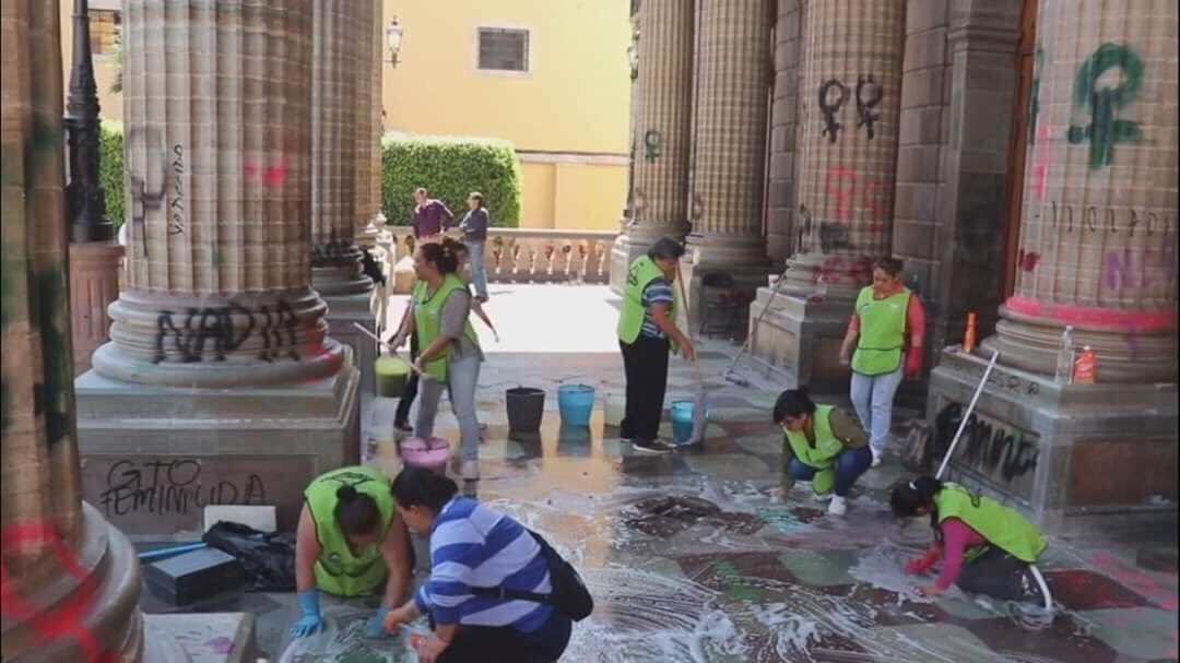 Ironías de la vida: Un grupo de mujeres limpiando pintadas "feministas" después del 8M