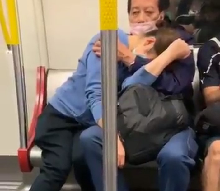 Esta mujer parece estar sufriendo un ataque de neumonía en el metro