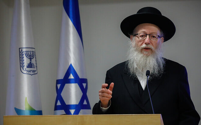 El Ministro de Salud ultraortodoxo Israelí, Yaakov Lizman, quien hace semanas declaró que el virus era un 'castigo divino a la homosexualidad', ha dado positivo junto a su esposa.