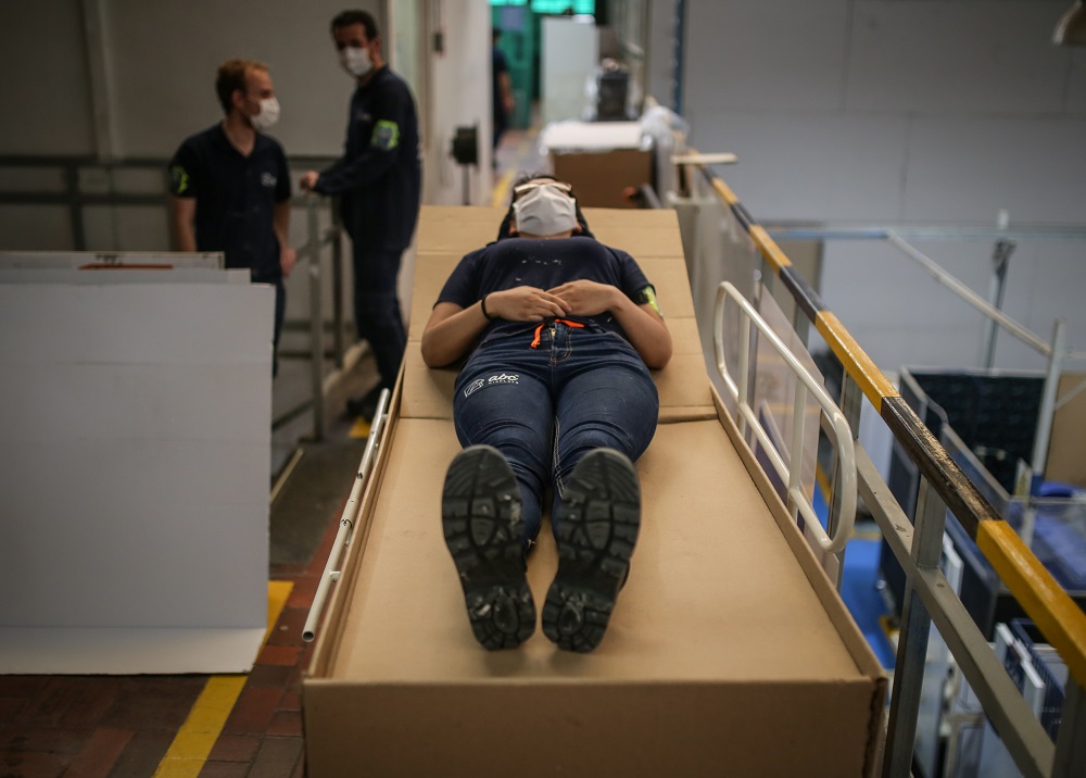 Fabrican en Bogotá una cama de hospital que se convierte en ataúd por el virus