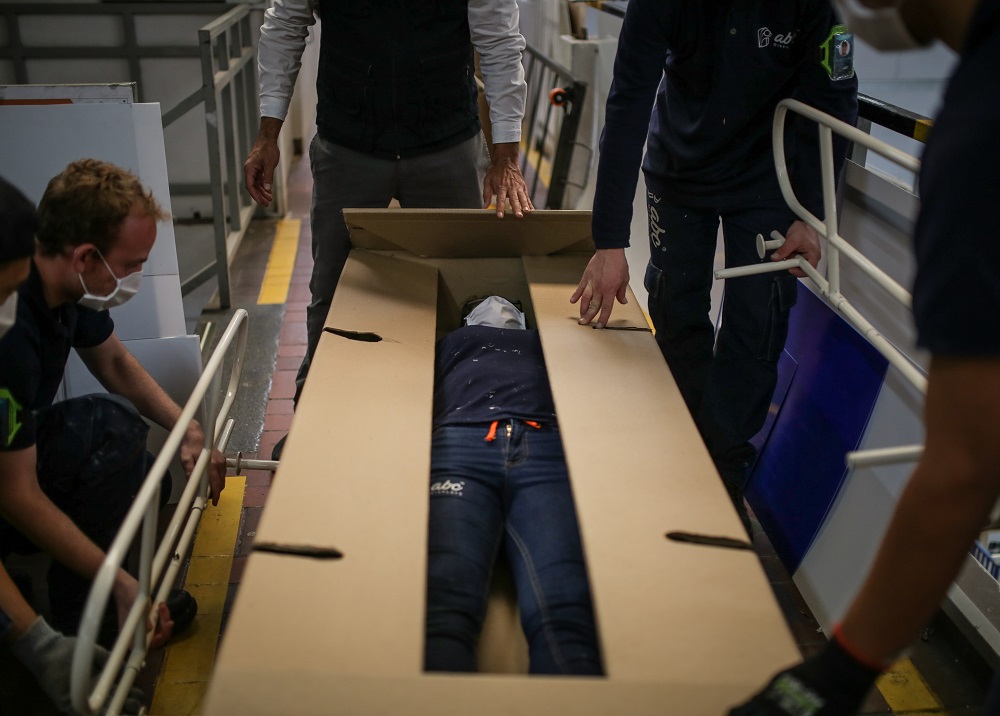 Fabrican en Bogotá una cama de hospital que se convierte en ataúd por el virus