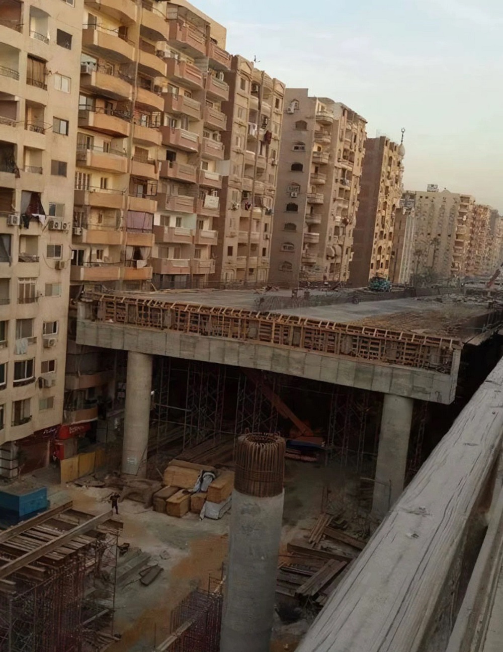 "Se vende piso en El Cairo, oportunidad, muy barato, fantásticas vistas": El gobierno egipcio construye una autopista gigante pasando por la mitad de una zona residencial