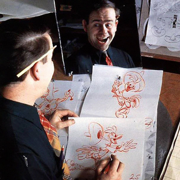 Dibujantes de Disney poniendo caras delante del espejo para darle expresión a sus personajes