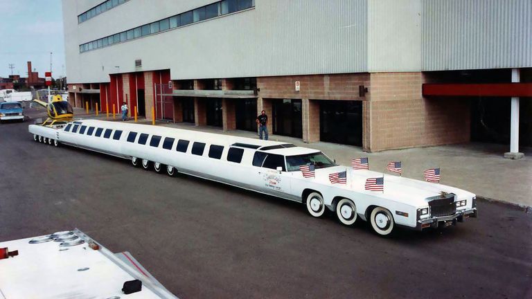 ¿Sabías que en 1986 existió una limusina con 24 ruedas, piscina, y... HELIPUERTO?