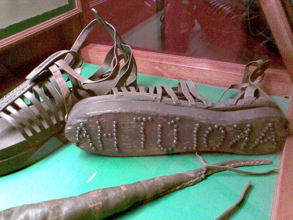 Sandalias de una prostitvta de la antigua Grecia con la inscripci贸n "Sigueme" para que quedara marcada en la arena.