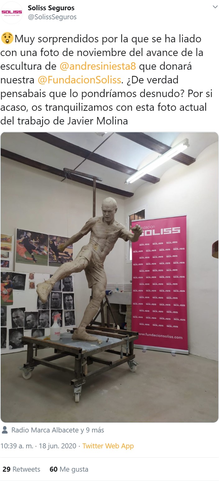Finalmente la escultura de Iniesta recibe pantalones