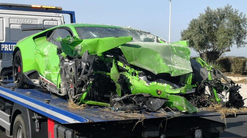 Así ha quedado un Lamborghini Huracán Performante después de empotrarse contra una caseta de Endesa en el Paseo Marítimo de Huelva