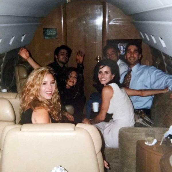 Antes del estreno del primer episodio de Friends, los seis protagonistas fueron llevados a Las Vegas en jet privado. Uno de los productores les dijo que fueran al casino y apostaran porque sería la última vez que podrían estar de manera anónima en un casino.