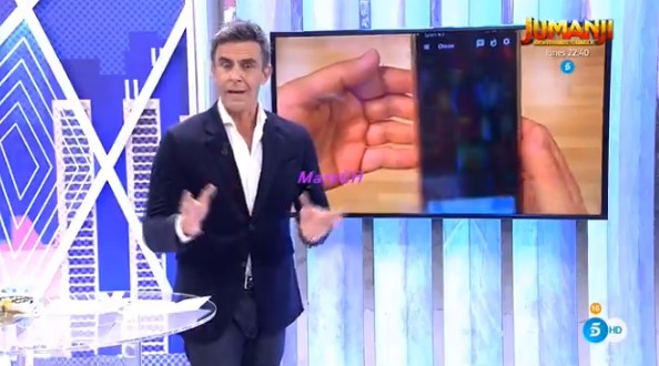 Alonso Caparrós explicando los emoticonos en Grindr