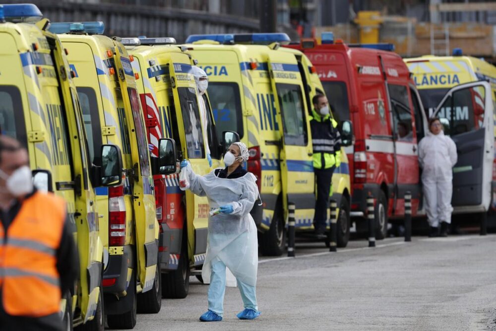 Colas de ambulancias delante del hospital Sta. María en Lisboa, ayer