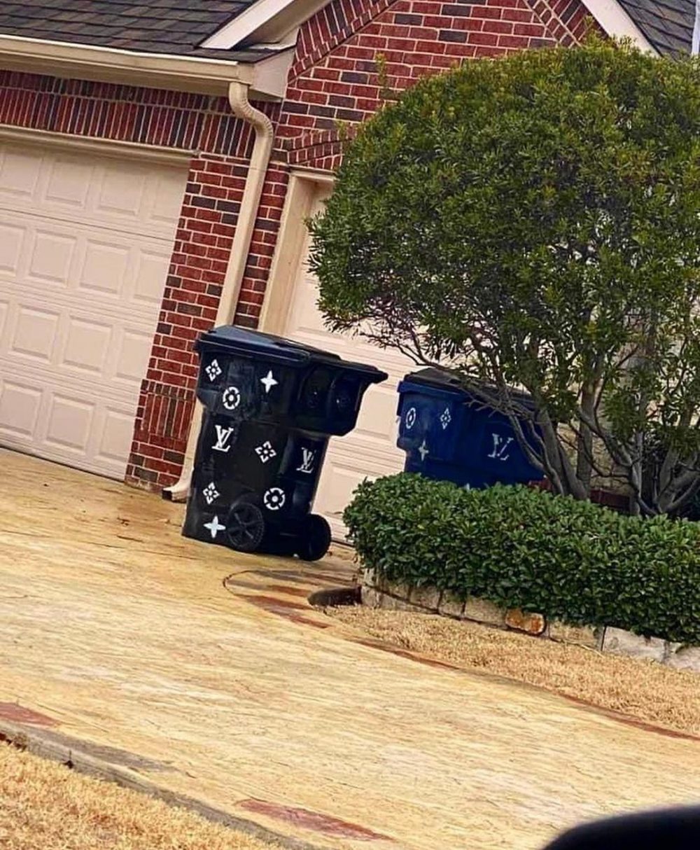 Cuando vives en un barrio tan rico que tienes contenedores para reciclar el cuero