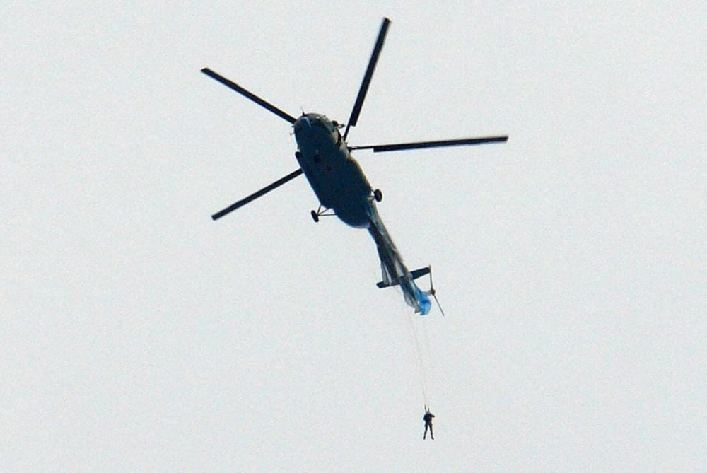 Una paracaidista chino se queda enganchado a un helicóptero Mi-8