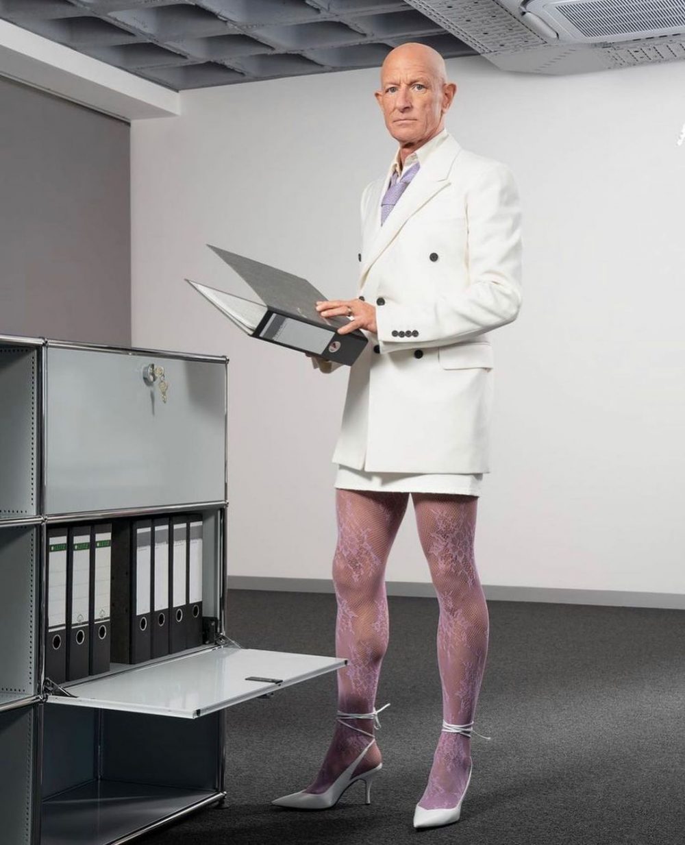 Mark Bryan es un ingeniero robótico heterosexual, de 62 años y residente en Berlín, que hace 5 años comenzó a vestir con tacones de aguja y faldas para ir a trabajar sencillamente porque le gusta vestir así.