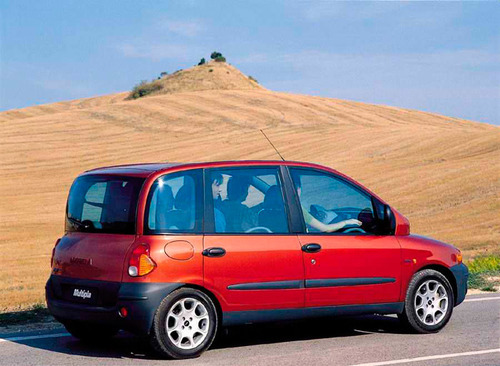 Una oda al coche más feo de la historia: El Fiat Multipla.