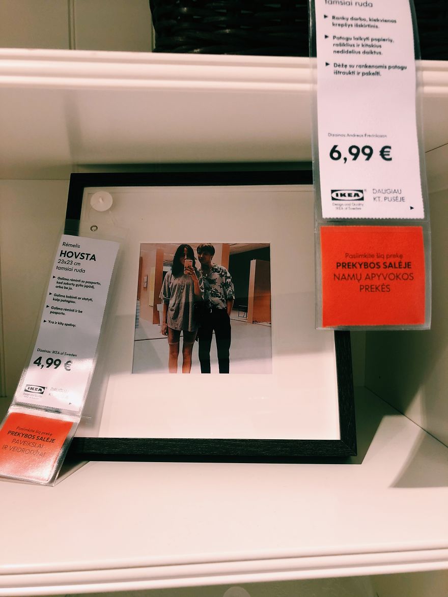 Una pareja sustituye todas las fotos de Stock de los decorados de IKEA por fotos de ellos mismos
