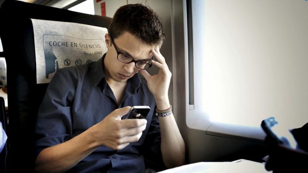 Según Errejón el móvil es un “dispositivo neoliberal de control sistemático de nuestro tiempo”.