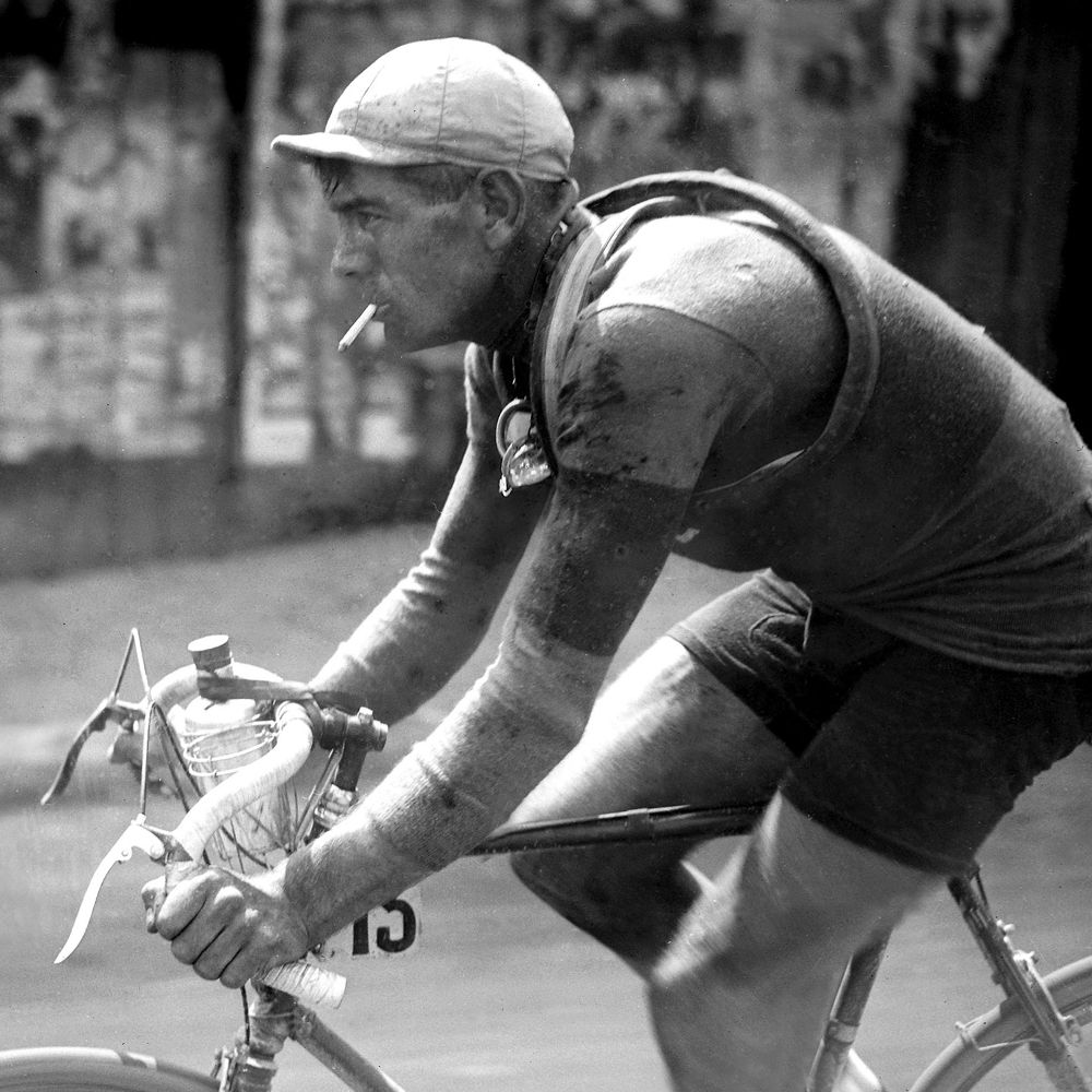 ¿Sabías que hace 80 años los ciclistas tenían la costumbre de fumar en plena carrera?