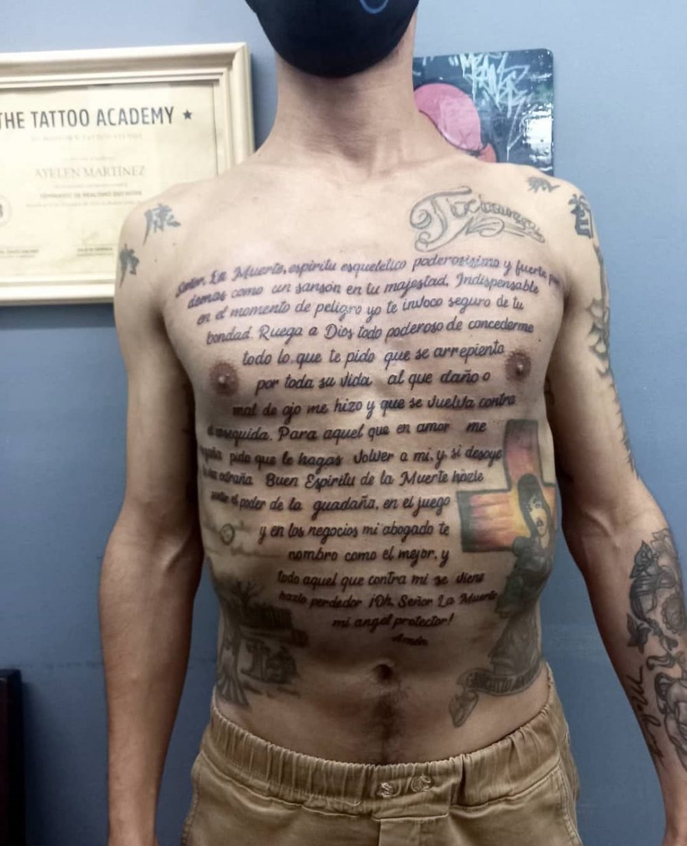 Creo que habría sido menos demigrante tatuarse el prospecto del ibuprofeno