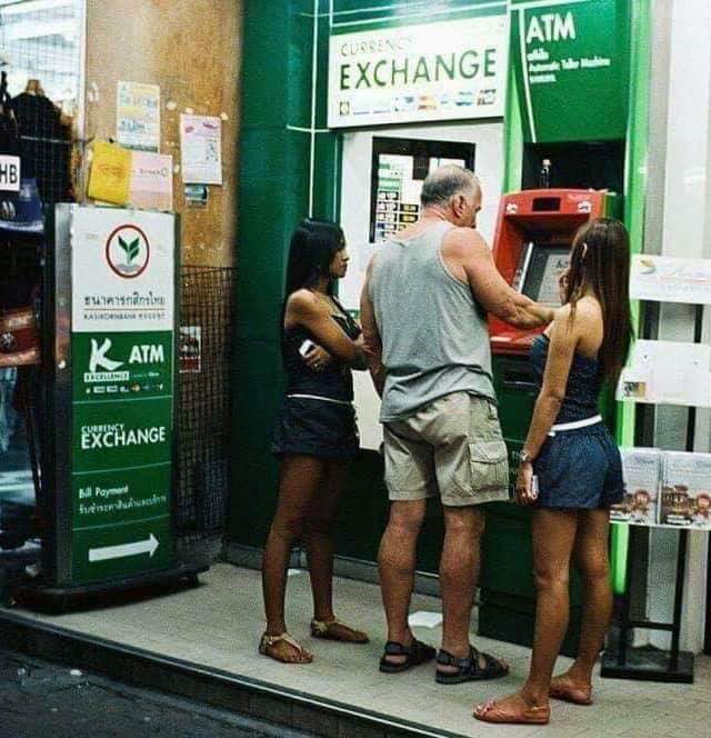 Este buen hombre está sacando dinero de un cajero para poder comprarle comida a esas dos chicas malnutridas en Tailandia.