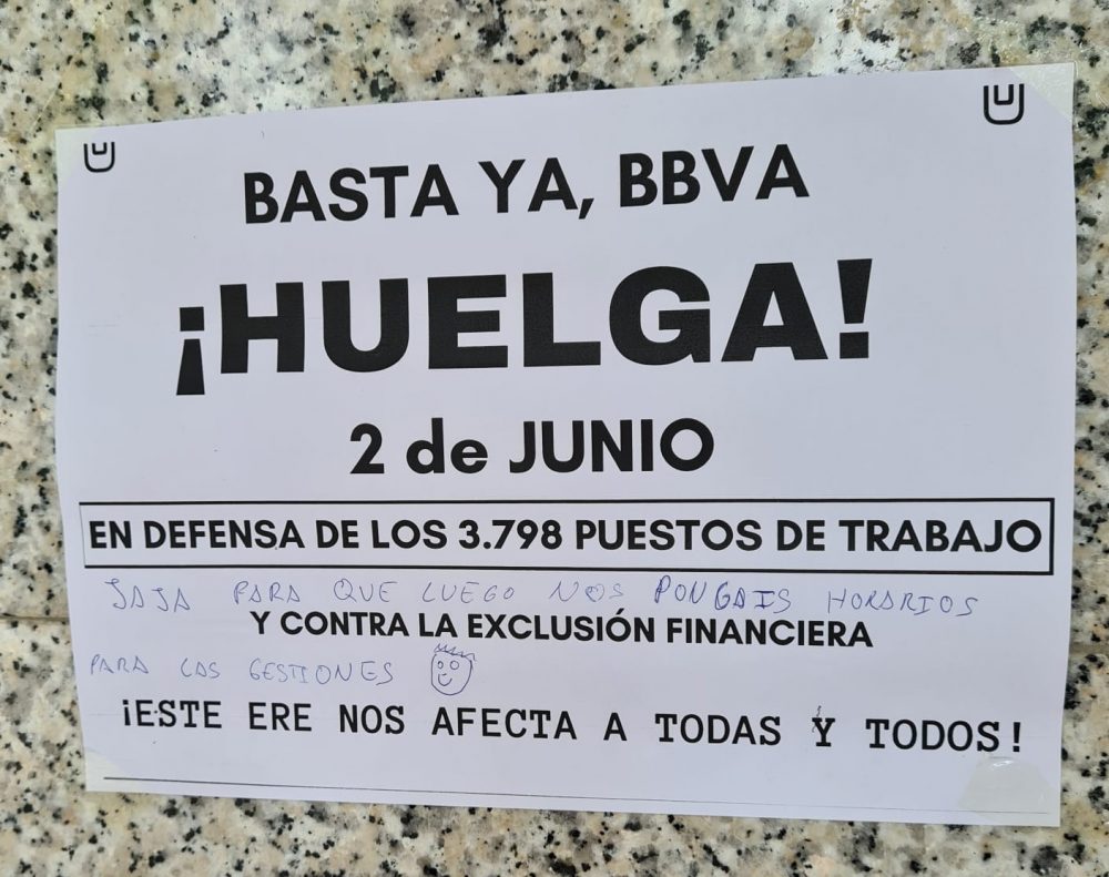 Vecinos colegas: "Dos salidas de humos" -> "Las dos ilegales y denunciadas"