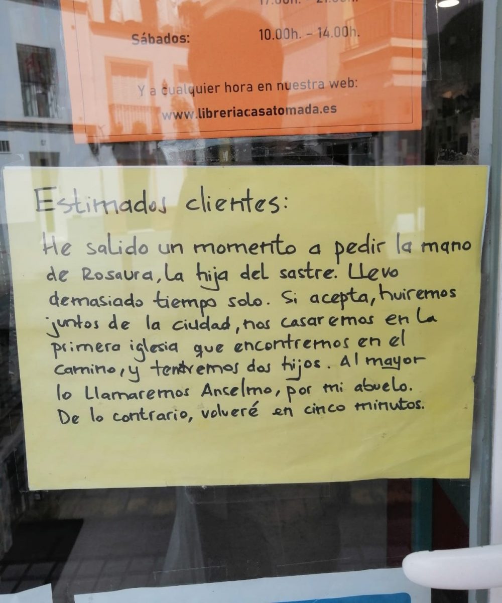 Cartel de "volveré en cinco minutos" visto en una librería española.
