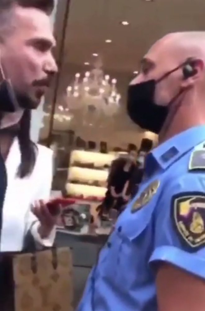 Un italiano le recrimina a otro que se ponga la mascarilla delante de dos policías... segundos después se arrepiente