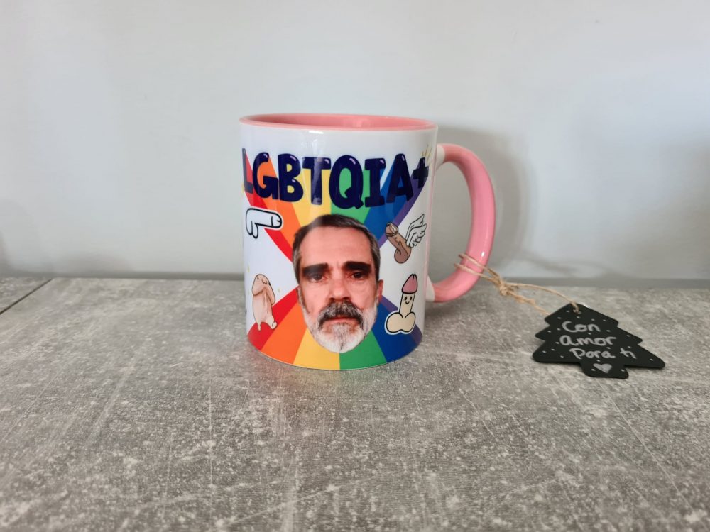 Hoy he recibido como regalo de cumpleaños la taza más homosexual de la Vía Láctea