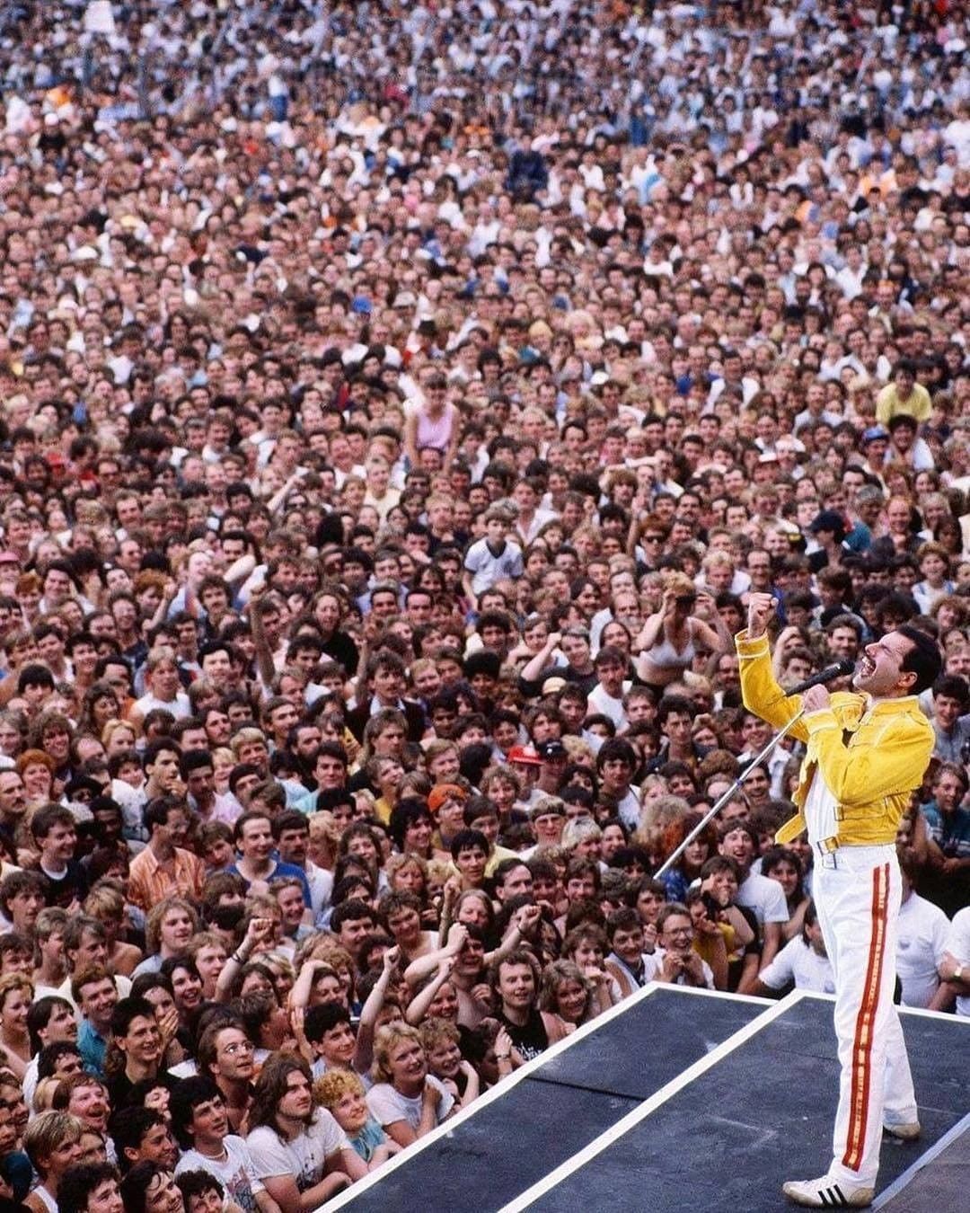 Freddie Mercury en Wembley, 1986. Sin móviles, sin cámaras... solo gente disfrutando el momento.
